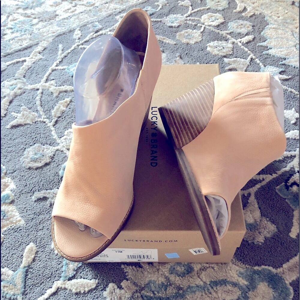 Lucky brand tan suede open side butter soft wedges size 11